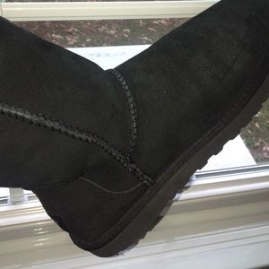 UGG short black boots